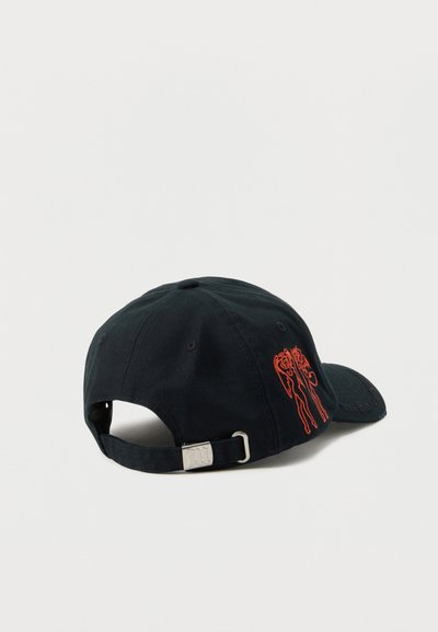 Μαύρο ρυθμιζόμενο καπέλο baseball με κόκκινο κεντημένο αφηρημένο σχέδιο στο πλάι και μεταλλικό αγκράφα κλεισίματος στο πίσω μέρος.
