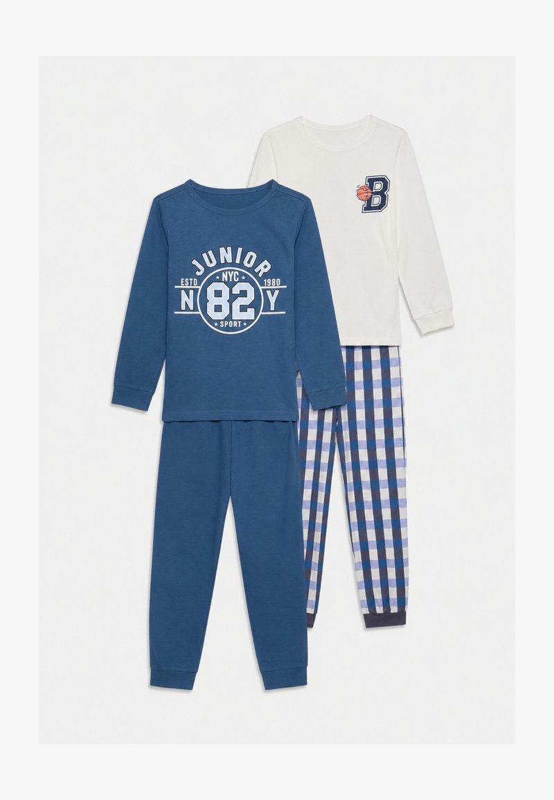 Deux ensembles de pyjamas pour enfants, un bleu marine avec le texte "Junior 82 NYC", et un haut blanc avec un pantalon à carreaux bleus et un imprimé lettre de basket-ball "B".