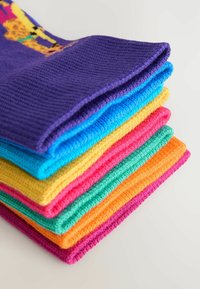 Farverig stab af strikkede vaskeklude, med lilla, blå, gul, pink, grøn og orange nuancer samt et struktureret ribbet design.