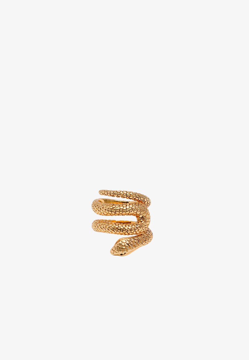 Anillo de serpiente dorado con escamas texturizadas, diseñado para envolverse alrededor del dedo, con una forma enrollada y una cabeza de serpiente detallada.
