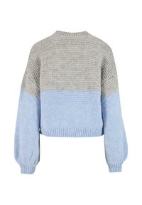 Dundi kötésű pulóver, szürke felső résszel és világoskék alsó résszel, hosszú puffos ujakkal, valamint bordázott mandzsettákkal és aljjal.