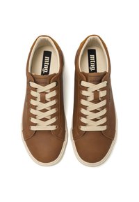 Braune Leder-Sneaker mit beigen Schnürsenkeln. Merkmale sind eine abgerundete Zehenpartie, gestickte Akzente und ein Logo-Detail auf der Zunge. Gummisohle mit strukturiertem Muster.