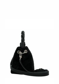 Borsa nera con texture, dalla forma triangolare, dotata di manico intrecciato, accessori in argento e una tracolla in pelle removibile.
