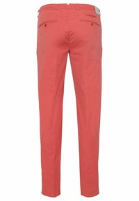 Pantalon slim pour homme de couleur corail avec deux poches arrière à boutons et passants pour ceinture, vu de dos sur fond blanc.