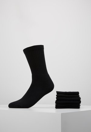 Schwarze Baumwollsocken mit geripptem Muster, eine aufrecht und ein Stapel von sechs, in einer einfarbigen Ausführung und im klassischen Crew-Längen-Design.