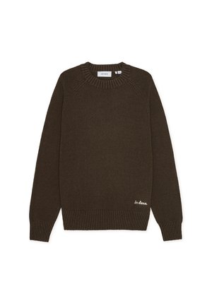 Καφέ πλεκτό πουλόβερ με ριμπ λαιμόκοψη, ραγκλάν μανίκια και εφαρμοστή κάτω ραφή. Διαθέτει λευκό κεντημένο κείμενο στο κάτω μέρος.