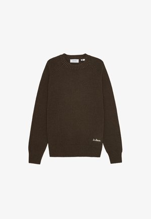 Maglione marrone lavorato a maglia con scollo rotondo a costine, maniche raglan e orlo aderente. Presenta testo ricamato bianco in basso.
