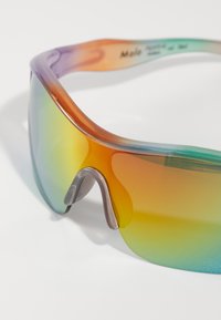Occhiali da sole sportivi con lenti a gradiente multicolore che transitano dall'arancione al verde, dotati di una montatura elegante e leggera e di una forma curva.