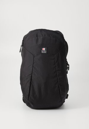 Sac à dos noir avec un tissu à motif en grille, un design courbé, une fermeture zippée et un patch logo à l'avant. Matériau durable et léger.