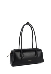 Schwarze Lederhandtasche mit zwei langen Henkeln, rechteckiger Form, goldfarbenem Reißverschluss und eingraviertem Markennamen in Gold auf der Vorderseite. Glatte Textur.