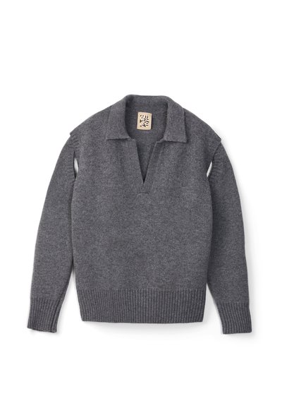 Grau gestrickter Pullover mit langen Ärmeln, V-Ausschnitt und gerippten Bündchen und Saum, flach auf einem weißen Hintergrund ausgelegt.