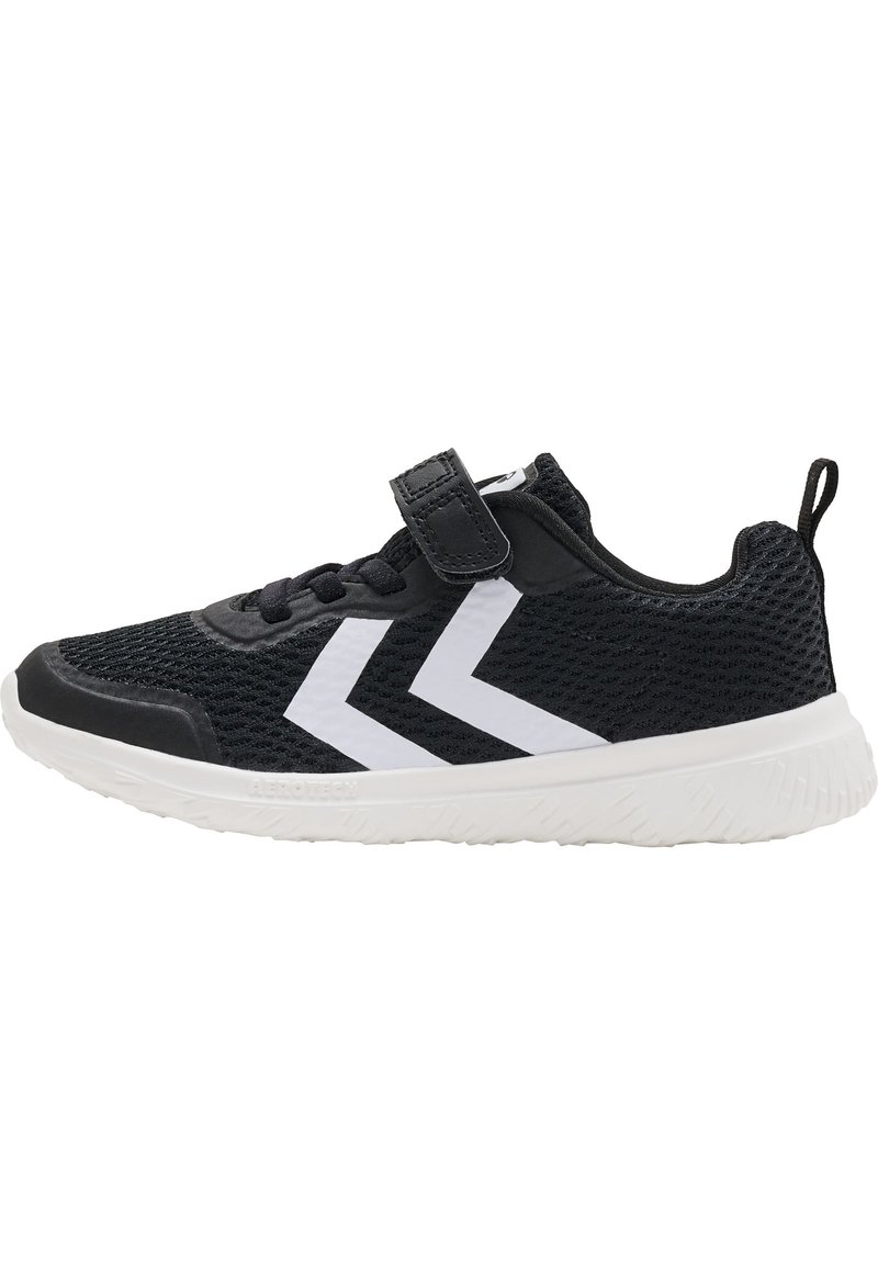 Scarpa sportiva in mesh nera con accenti bianchi, punta rotonda, cinturino in Velcro e suola in gomma testurizzata. Presenta un distintivo design a chevron sul lato.