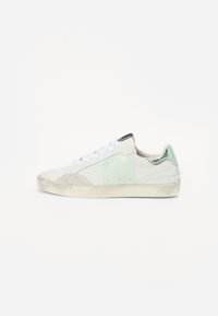 Sneakers bianchi con accenti verde menta e grigio chiaro, tessuto testurizzato, suola in gomma e lacci bianchi. Aspetto leggermente consumato sulla punta.