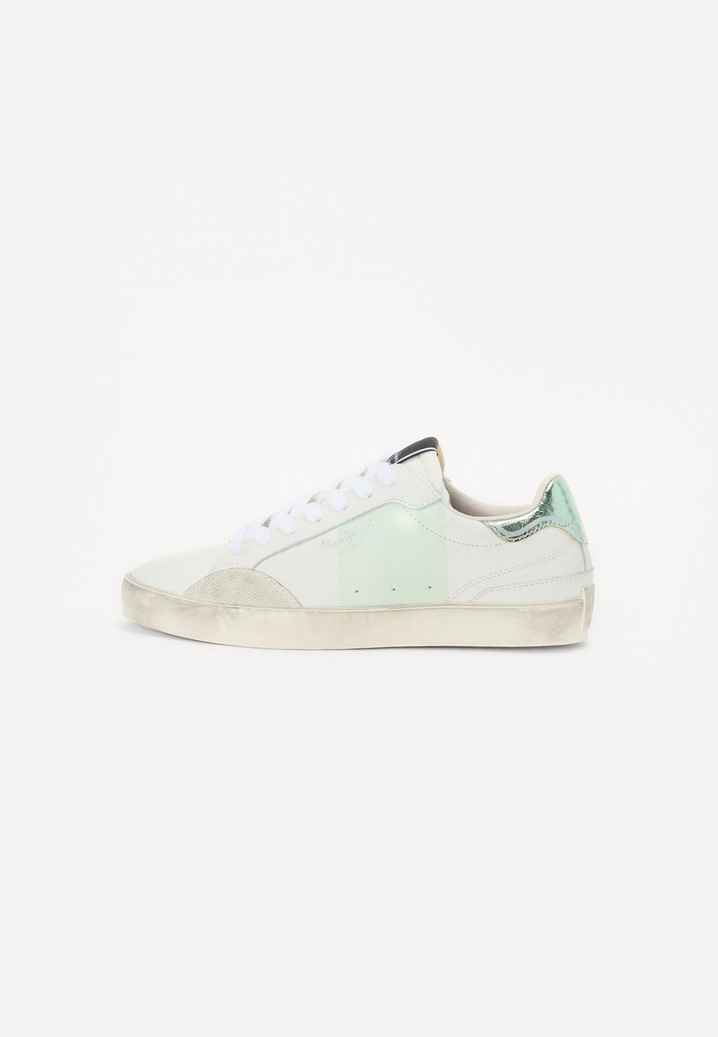 Sneakers bianchi con accenti verde menta e grigio chiaro, tessuto testurizzato, suola in gomma e lacci bianchi. Aspetto leggermente consumato sulla punta.