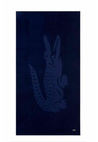 Asciugamano di cotone blu navy con grafica di un coccodrillo blu scuro. Forma rettangolare con texture liscia, accentuato da un piccolo logo nell'angolo.