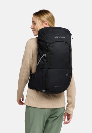 Lo zaino Black Vaude Skomer Tour 34+ presenta spallacci regolabili, numerose tasche e un design testurizzato. Adatto per attività all'aperto.