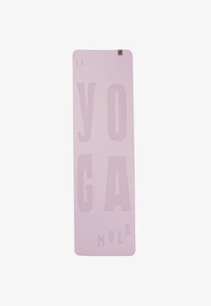 Roze yogamat met een gladde textuur, voorzien van grote, subtiele tekst met de woorden "EL YOGA MOLA." Afgeronde hoeken en een klein logo in de bovenhoek.