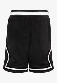 Zwarte sportieve shorts gemaakt van ademend meshmateriaal. Voorzien van een witte elastische tailleband en witte zijaccenten in een contrasterend ontwerp.