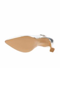 Scarpa argento con tacco alto, dalla punta affusolata e un piccolo tacco a blocco. Presenta una texture lucida e una suola beige con dettagli minimi.