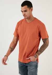 Buratti REGULAR FIT - Tricou basic - cinnamon