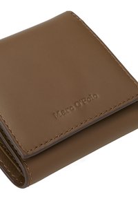 Portafoglio in pelle marrone con finitura testurizzata, cuciture visibili e logo in rilievo sul davanti. Design compatto e a due ante.