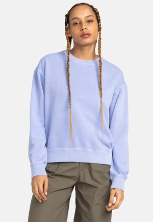 Lichtblauwe sweatshirt van zacht materiaal, met een ontspannen pasvorm, geribbelde manchetten en een ronde hals. Eenvoudig ontwerp met minimale details.