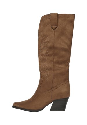 Stivale cowboy in camoscio marrone a metà polpaccio con punta appuntita, cuciture decorative, linguetta e tacco a blocchi impilati.