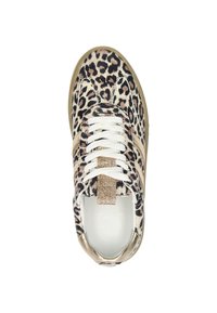 Schoenen met panterprint en een gestructureerd oppervlak, crèmekleurige veters, gouden accent op de hiel en een metallic gouden streep aan de zijkant.