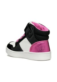 Hoge sneakers met een zwarte lakafwerking, synthetische accenten in wit en roze, een gevoerde kraag en een verstelbare klittenbandsluiting.