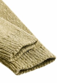 Tissu en laine verte tricotée avec un motif texturé, présentant des bords côtelés et une texture douce légèrement duveteuse. Replié pour l'exposition.