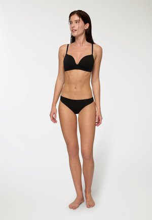 Set di bikini nero con top a scollatura profonda e spalline sottili, abbinato a slip a vita bassa. Tessuto liscio, design minimal.