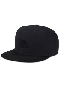 Zwarte snapback pet met een vlakke klep, zes panelen en een kleine rechthoekige patch aan de voorkant in het midden.