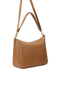 Kožená taška přes rameno v hnědé barvě s texturovaným povrchem, zdobená zlatým zipem, nastavitelním popruhem a jemným logem embosovaným na přední straně.