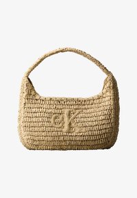 Bolso pequeño beige de hombro tejido con un solo asa y el logo texturizado "ck" en la parte frontal.