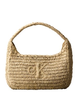 Liten beige vevd skulderveske med enkelt håndtak og teksturert "ck"-logo på fronten.