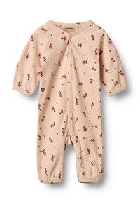 Un body de bebé de color durazno claro con canalé y mangas cortas, con un estampado floral rojo, cierre de botones en la parte delantera y puños elásticos en los tobillos.