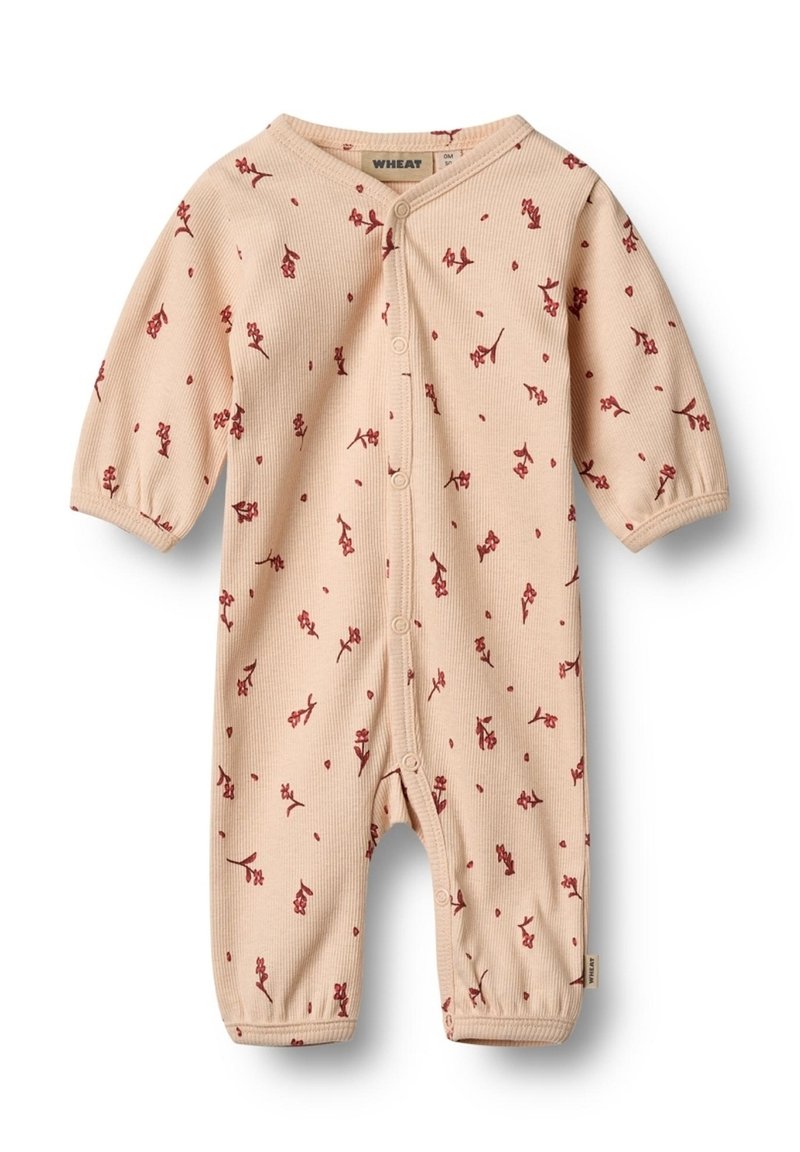 Un body de bebé de color durazno claro con canalé y mangas cortas, con un estampado floral rojo, cierre de botones en la parte delantera y puños elásticos en los tobillos.