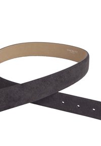 Mörkgrå mockabälte med en slät innerväv. Har jämnt fördelade hål för justering och en diskret logo nära änden.
