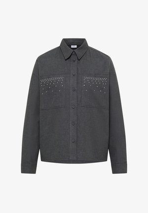 Camicia button-up grigio scuro con colletto a punta, maniche lunghe, due tasche sul petto e piccoli chiodini d'argento sopra le tasche.