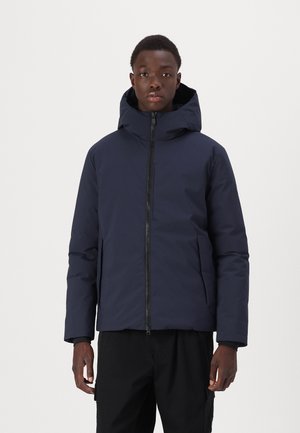 Veste matelassée bleu marine avec capuche, dotée d'une fermeture éclair à l'avant, de poches latérales et d'une finition lisse et mate.