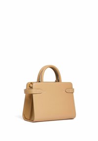 Borsa a mano in pelle color tan con manici arrotondati, design strutturato, chiusura a scatto e cuciture a contrasto. Forma rettangolare compatta con base piatta.