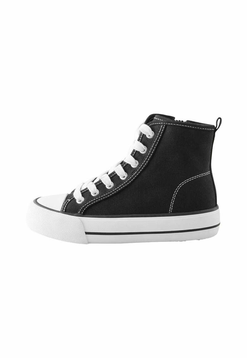 Zwarte hoge sneakers van canvas, met witte veters, een rubberen neuskap, een witte tussenzool met zwarte accenten en contrasterende stiksels.