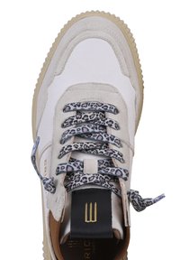 Witte sneaker met een mix van leer en suède, met textuurlinten in luipaardprint en een zwart accent bij de hiel met gouden merkopdruk.