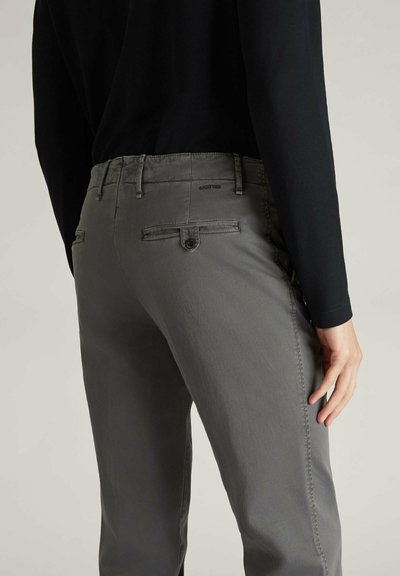 Pantaloni in cotone grigi con vestibilità slim, dotati di tasche posteriori, dettagli con bottoni e cuciture sottili. La vita ha una finitura liscia per garantire comfort.