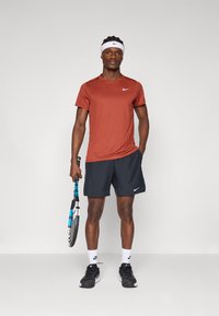 Nike Performance VICTORY  - T-skjorte til trening - mars stone/white