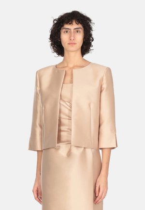 Giacca in satin color beige chiaro, design cropped con scollo rotondo e maniche a tre quarti, caratterizzata da una parte anteriore pulita senza chiusure.