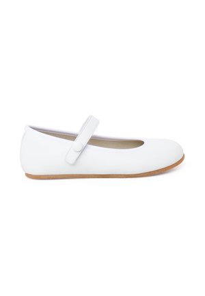 Chaussure plate Mary Jane blanche à bout rond, avec une bride unique à fermeture bouton et une semelle marron clair sur fond blanc.