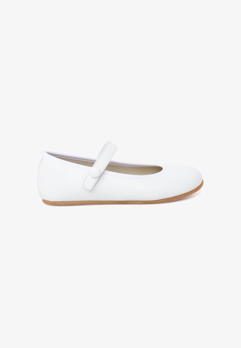 Chaussure plate Mary Jane blanche à bout rond, avec une bride unique à fermeture bouton et une semelle marron clair sur fond blanc.