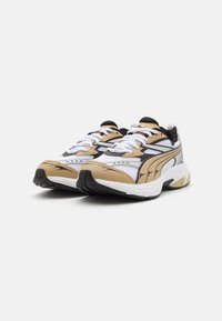 Puma MORPHIC - Tekaški copati za cesto - white/prairie tan/silver