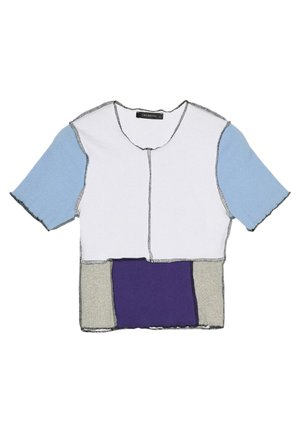 Krótki top z krótkim rękawem w blokach kolorów: jasnoniebieski, biały, szary i fioletowy. Projekt zdobią surowe brzegi i kontrastowe przeszycia.